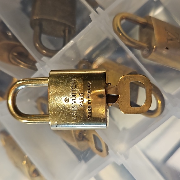 (ONE) 1 Authentic Louis Vuitton Lock & Key Set - Picture 5 of 17